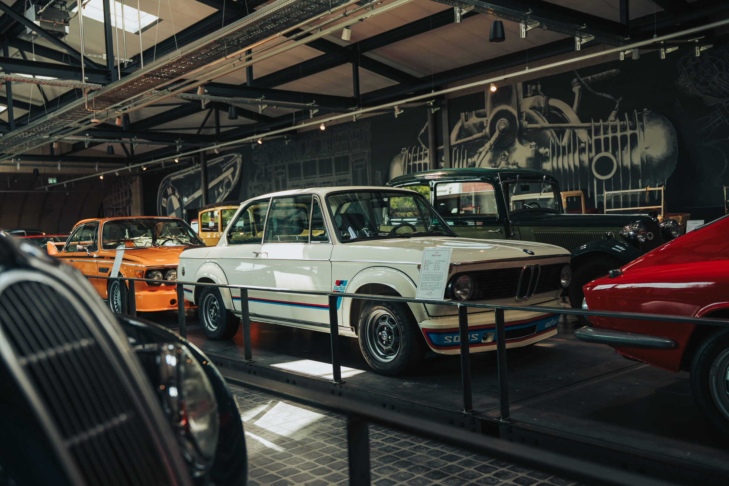 BMW 2002 turbo · Silberhorn Classics Weißer BMW 2002 turbo in der Ausstellung von Silberhorn Classics