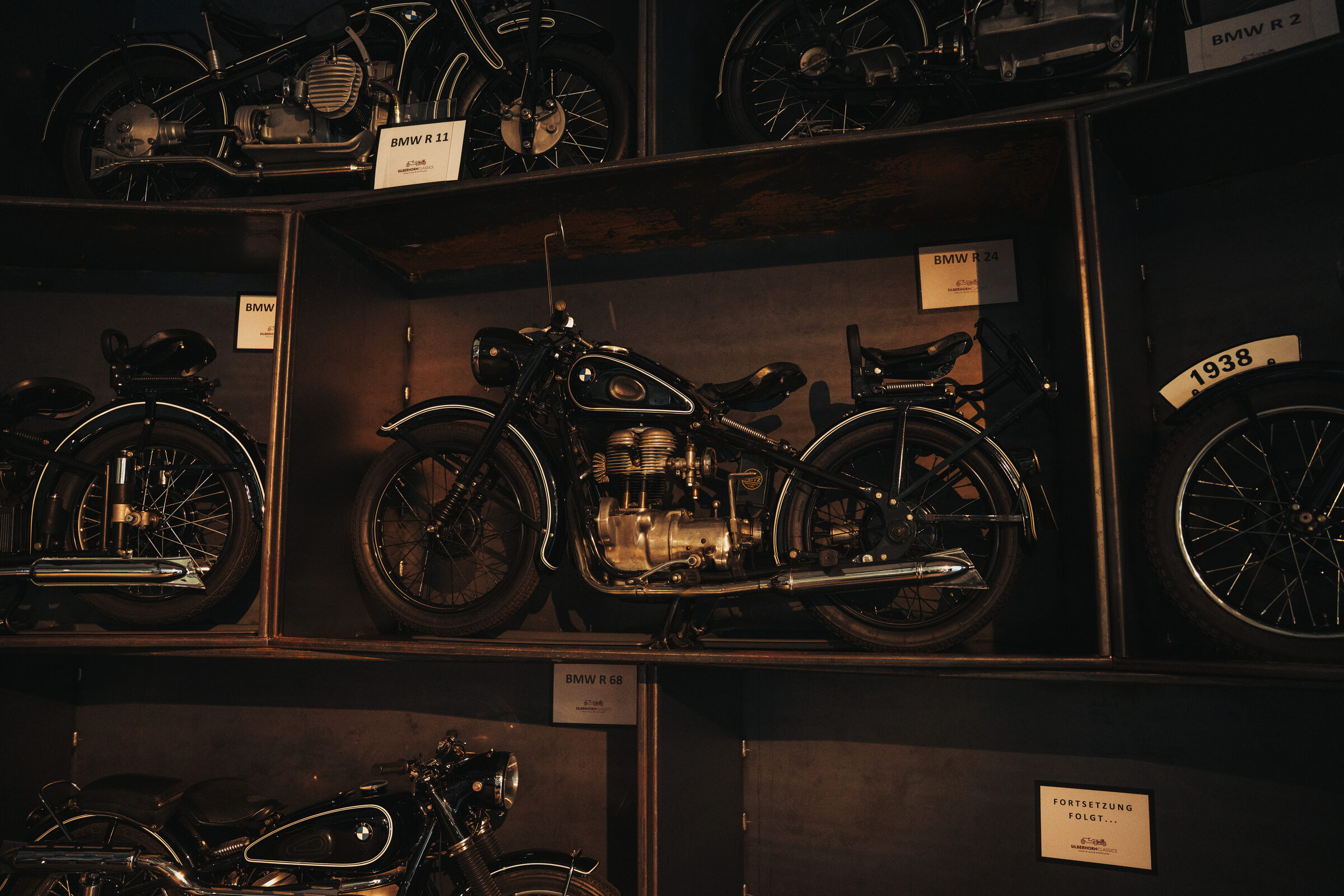BMW R 24 in der Vitrine · Silberhorn Classics Historisches BMW R 24 Motorrad in der Vitrine der Ausstellung von Silberhorn Classics