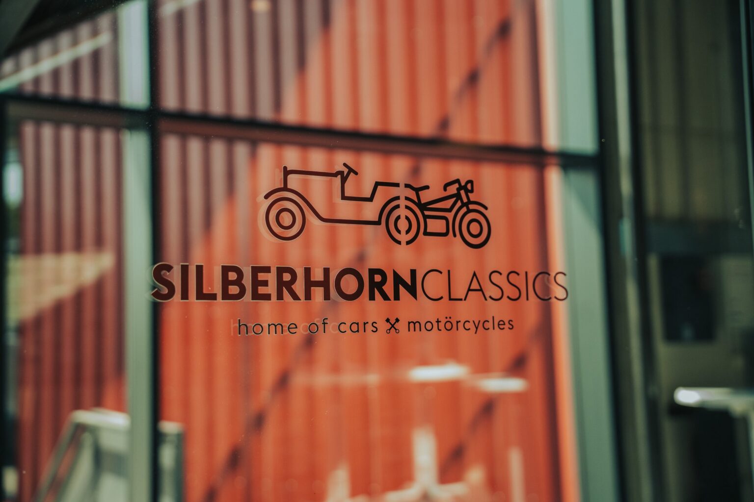 Der Eingang von Silberhorn Classics mit Signet auf der Glastür