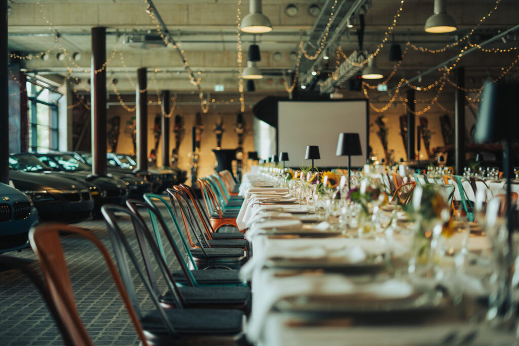 Hochzeitlich gedeckte Tafel in der Eventhalle