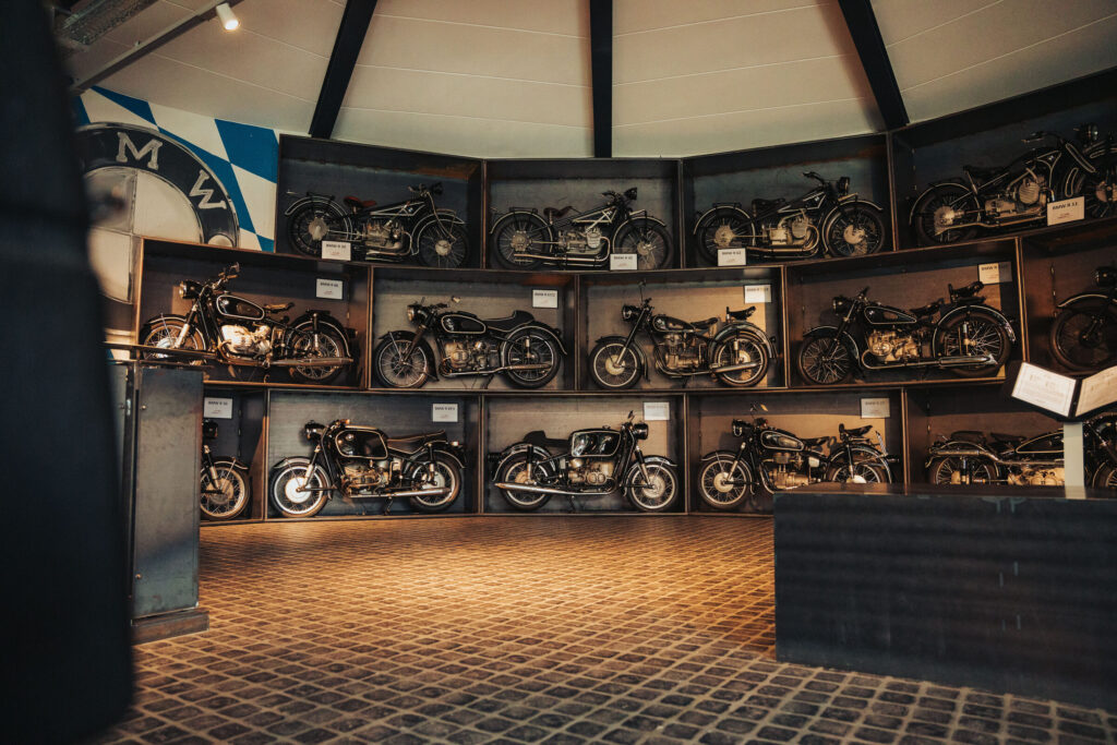 Historische BMW-Motorräder in der Rotunde