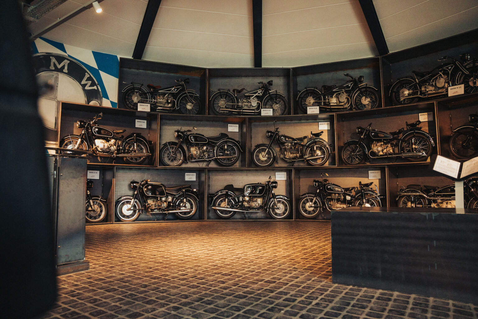 Historische Motorräder in der Rotunde der Ausstellung