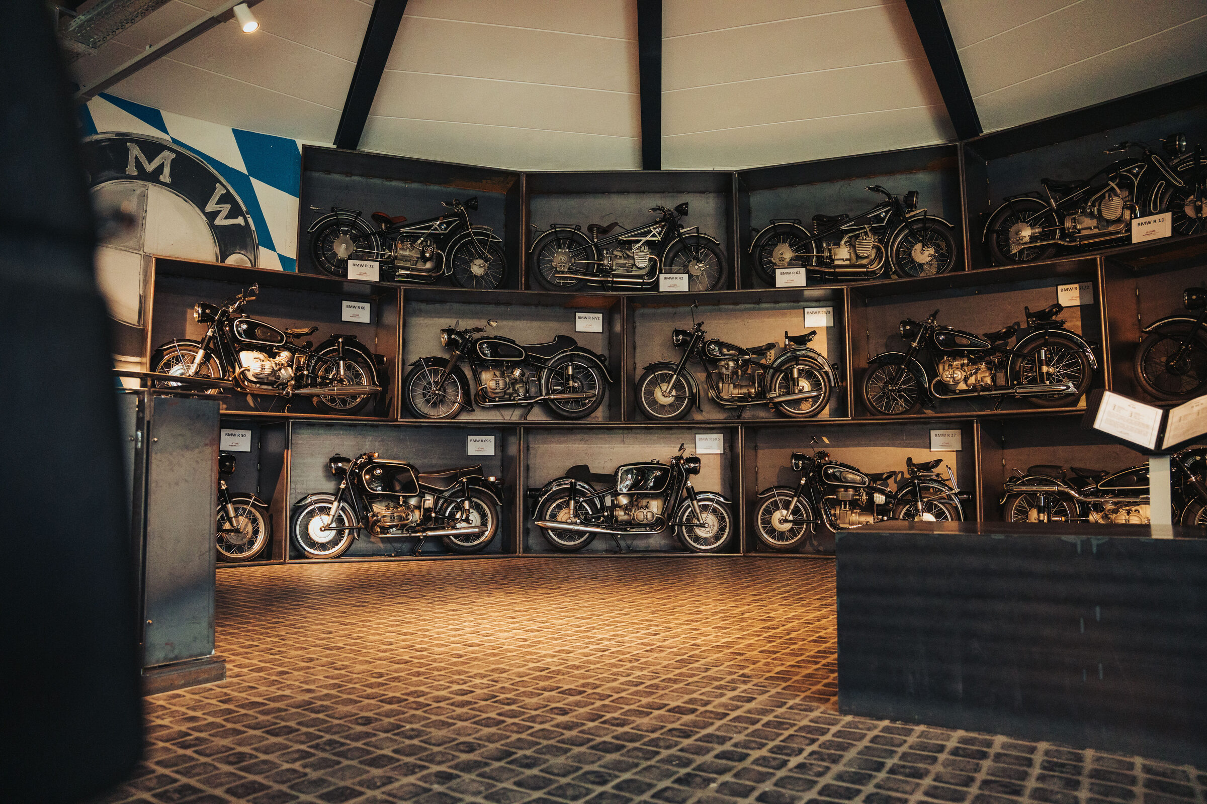 Motorrad-Rotunde · Silberhorn Classics Rotunde mit historischen BMW-Motorrädern in der Ausstellung von Silberhorn Classics