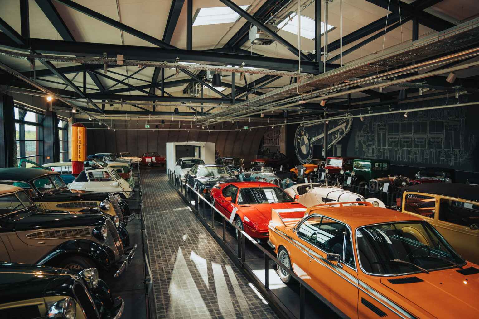 Blick über die Oldtimer-Sammlung in der Ausstellungshalle
